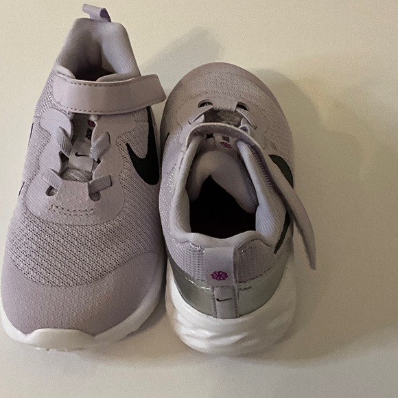 Nike Kids Light Purple Sneakers - Picture 2 of 4